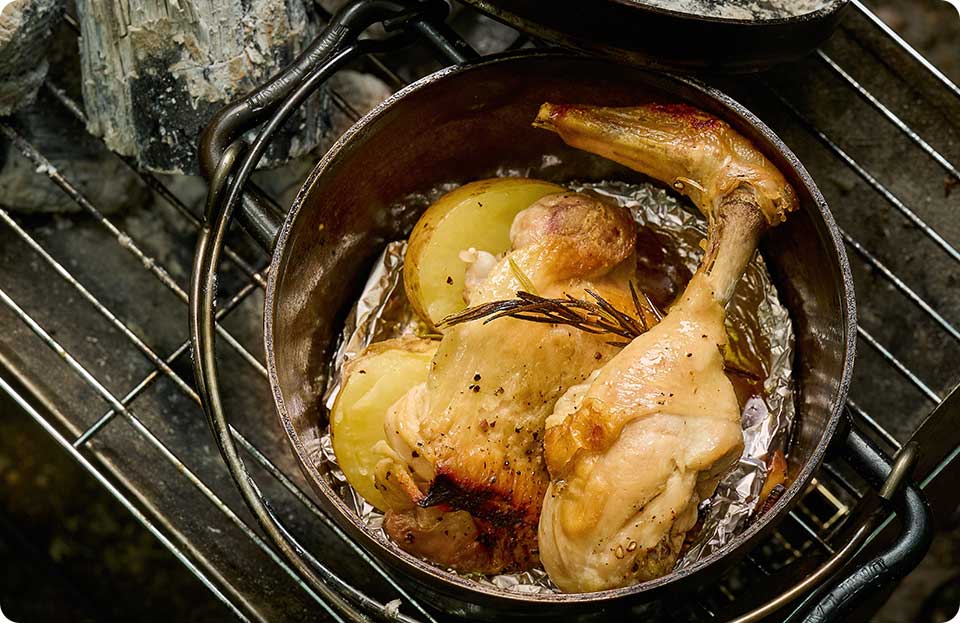 キャンプで憧れのローストチキンを大満喫！ダッチオーブンは神器！調理方法を完全公開！かずまのCAMP✖️CAMP