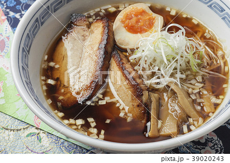 美味しそうなチャーシューをのせた味噌ラーメンの写真・画像素材-Snapmart スナップマート
