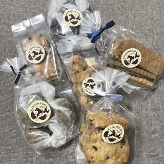 楽天市場 国内製造 紙袋&リボン付 こねこのこねこねクッキー ミニ缶 缶入りクッキー クッキー缶 猫クッキー キャット 猫型 猫の形 クッキー 猫DADACA 国産 日本産 北海道 洋菓子 アソートクッキー 美味しい 焼菓子 お菓子 かわいい おしゃれ 手土産 プレゼント プチ