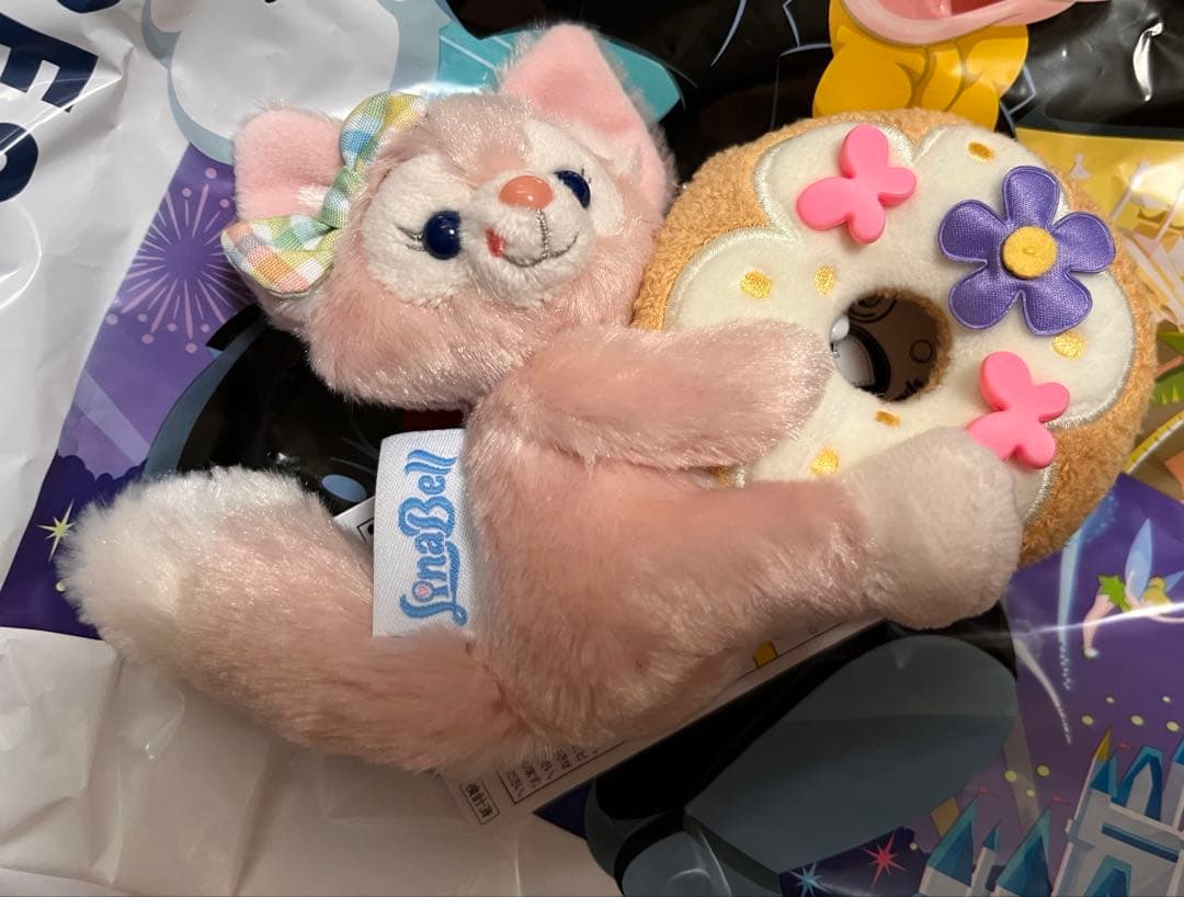 ドーナツ抱える”ダッフィー＆フレンズぬいぐるみバッジなどグッズ＆限定メニュー、東京ディズニーシーで - ファッションプレス