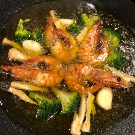 JHQマルチグリドルで簡単キャンプ飯 有頭エビとたっぷり野菜の具沢山アヒージョレシピ - Ponilotty Blog