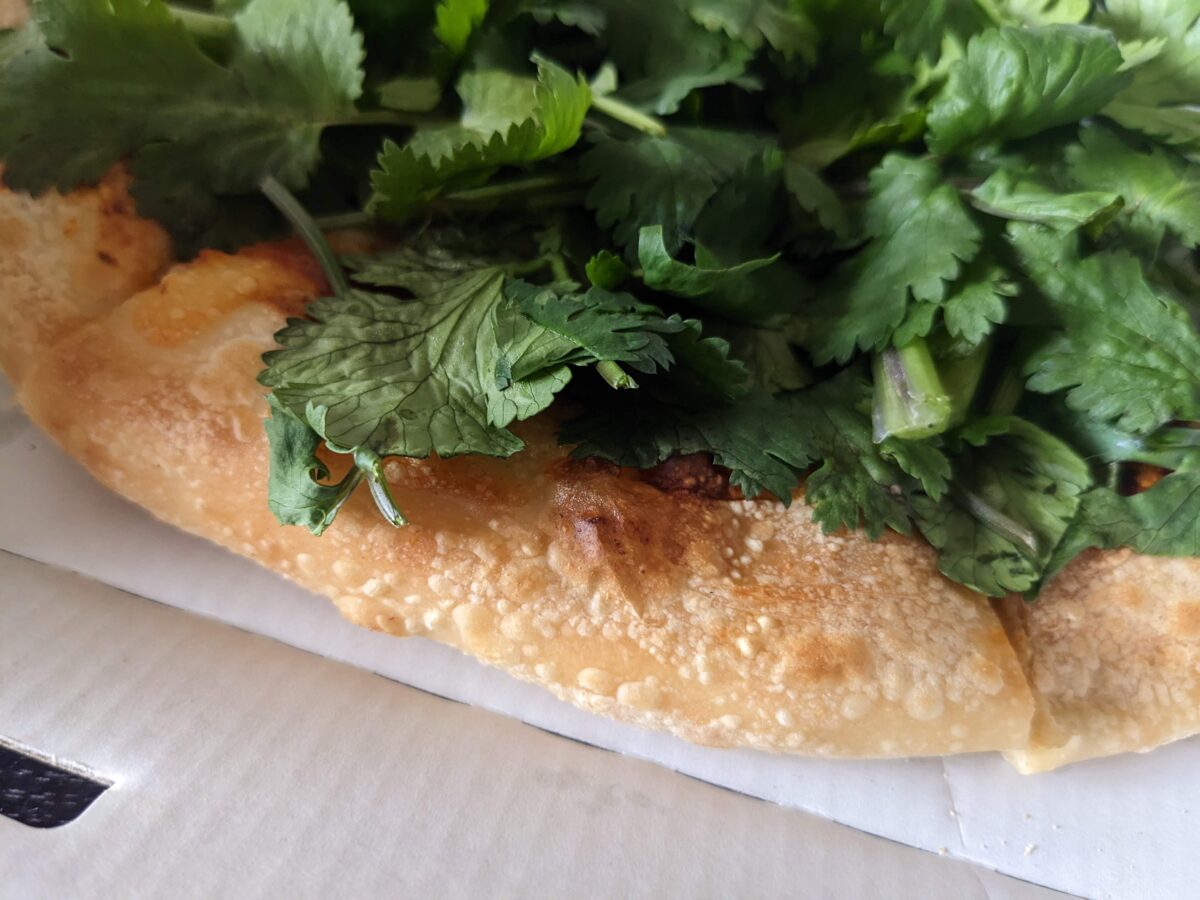 もうチャレンジした!?😳🌿 . 2023年にデビューしたピザハット のパクチーすぎて草 🌿🌿🌿 . そしてパクチー量を3株→6株に増量したパクチーすぎて草超えて森 🌳🌳🌳 . 毎年販売終了後もパクチスト の皆様からの 再販リクエストが殺到のパクチーシリーズ！ . 今年