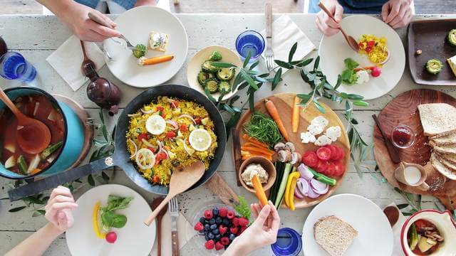 夢占い 食事や食べる好意の夢の心理！あーんしてもらう意味は？Clover クローバー