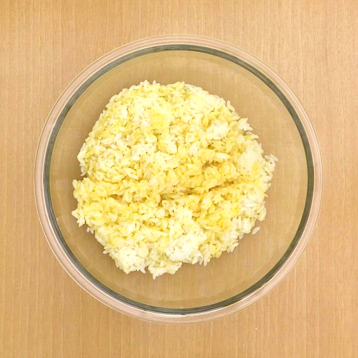 主人と2人ランチ🍽 我が家定番の ツナチャーハンを卵なしでつくり 炒り卵と焼肉トッピング！ うまっ😋 ツナチャーハンは このレシピで卵抜きで作っています！材料2～3人分調理時間：10分 Ａ ごはん 2～3膳 Ａ ツナ 1缶 Ａ 鶏ガラスープの素 小さじ2～ ねぎ 5～10