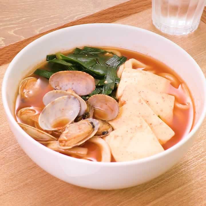 たった7分で汁まで飲み干す美味しさ😋, 「冷やし豆腐坦々うどん」,1人前 , ・豚ミンチ40g, ・味噌小さじ1,・砂糖小さじ1 2, ・豆腐100g, ・水100ml, ・味噌小さじ1.5,・鶏ガラスープの素小さじ1 2, ・すりごま大さじ1, ・冷凍うどん1玉,