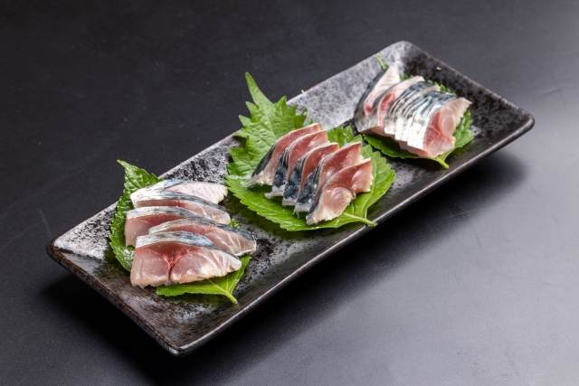 ‥, 最強アニサキスライトで刺身界隈に革命！？, これまで刺身で食べなかった魚もこのライトなら発見できるかもしれません🤔, 津本式@tsumotoshiki×ハピソン@hapyson_officialさんから発売されている,アニサキスライト ,サクラマス身の中に少しだけひょっこりしてるアニサキスも、白い筋についてるものも一網打尽！, 他の寄生虫も見つけれるかもしれないです😊,