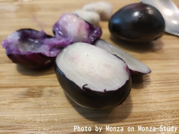先日のクイズの答えはジャムン Jamun でした！ぶどうが縦に伸びたような見た目で、非常に美しい紫色の果肉の果物です。 インドで知られている果物 で、写真のものもカナダにあるインド系スーパーで購入しました！生で食べても、渋いのがまた面白いですよ～