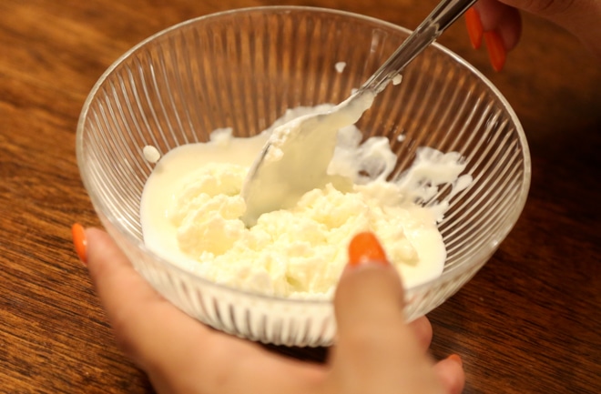 title Greek ギリシャヨーグルトを使って、前菜を作ってみよう！ 生ハム柿 Greekギリシャヨーグルトのせ♪柿をむいて、生ハムをのせ、上にスプーンでGreekギリシャヨーグルトをのせ、胡椒を少し。 ワインが飲みたくなる組み合わせの前菜が出来ました。キウイフルーツや