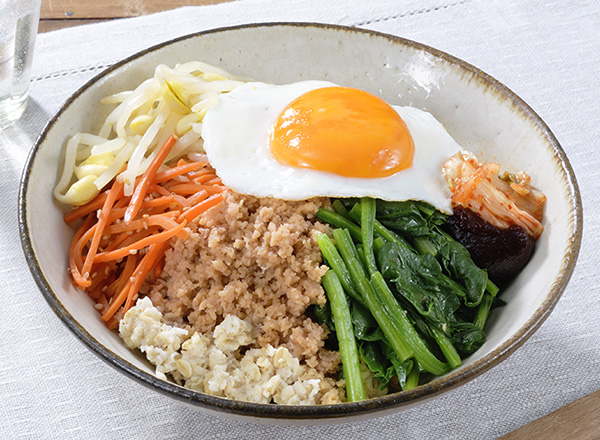 オートミール弁当久しぶりのオートミール弁当オートミール でライスサラダ風野菜デリ は 切り干し大根のスパイスカレー煮込みゴーヤとツナのサラダ にんじんのラペ ・ ・ ◇鶏ささみ ◇オートミールライスサラダ風 ◇ゴーヤのサラダ ◇にんじんラペ