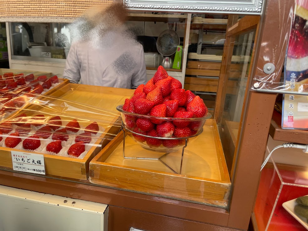 太宰府で超話題！贅沢な「あまおういちごだんご＆大福」