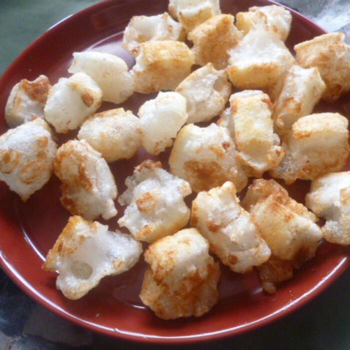 無限お菓子『揚げない餅おかき』 ①餅を８等分に切り、クッキングシートに並べる ②電子レンジ500wで２分加熱③砂糖しょう油とソースを塗り、500ｗで1分加熱 ④マヨネーズと青のりで味付けをする ☆くっつかないように離して並べること！☆液体での味付けは③の加熱前に