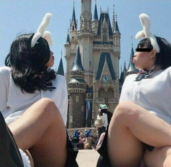 ディズニー パンチラと太もも画像大放出！盗撮JKの生足♡話題のジャンボリミッキーお姉さんのエロい動画もあるぜ!!【119枚】 |