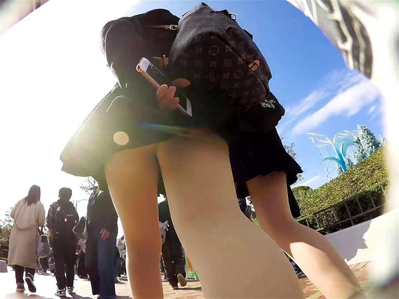 女性に大人気のTDLで中高校生のスカート内を盗撮したパンチラ動画♪ | エッチな素人さま